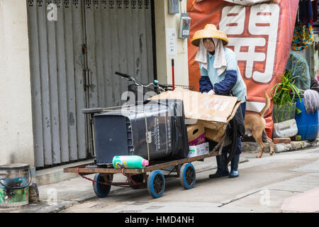 Nettoyeur de rue pendant le nettoyage des rues à tai o village Banque D'Images