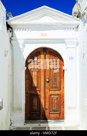 Porte en bois blanc et façade arch, Lindos, Rhodes, Grèce Banque D'Images