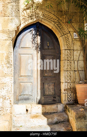 Porte de pierre sculptée et passage de porte en bois, Lindos, Rhodes, Grèce Banque D'Images