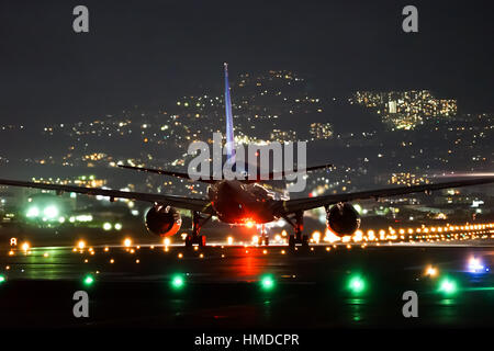 Avion décollant de l'aéroport dans la nuit. Banque D'Images