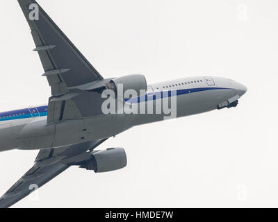 Boeing 777-200 décoller de l'Aéroport International d'Itami à Osaka, Japon. Banque D'Images