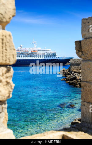 Bateau de croisière amarré dans la ville de Rhodes, Rhodes, Grèce, vue à travers les murs de la vieille ville Banque D'Images