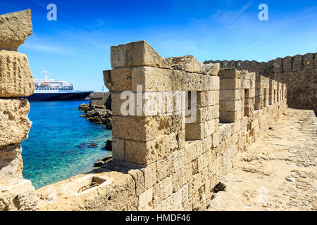 Bateau de croisière amarré dans la ville de Rhodes, Rhodes, Grèce, vue à travers les murs de la vieille ville Banque D'Images