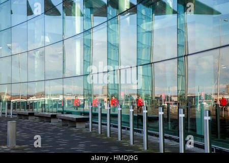 Les personnes de passage supermarché Sainsbury's, un nouveau magasin moderne à la façade de verre en place Bickerstaff, Blackpool, Lancashire, UK Banque D'Images