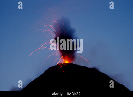 Éruption du volcan Arenal, à l'aube. Parc national Arenal, Costa Rica Banque D'Images