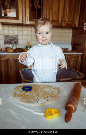 La cuisson des biscuits pour enfants Banque D'Images