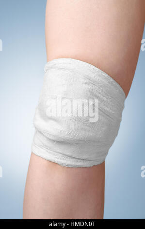 Blessé au genou féminin avec bandage de gaze blanc Banque D'Images