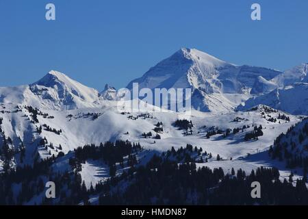 Paysage d'hiver dans les Alpes suisses. Pistes de ski Saanersloch et mont Wildstrubel. Banque D'Images