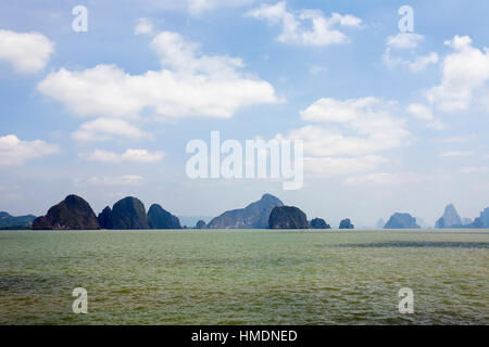 Étranges dans la mer, Ao Phang Nga Bay, province de Krabi, Phuket, Thaïlande Banque D'Images