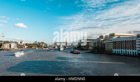 Londres, Royaume-Uni - 18 octobre 2016 : Vue de la Tower Bridge et le navire de guerre HMS Belfast sur la Tamise à Londres, Angleterre Banque D'Images