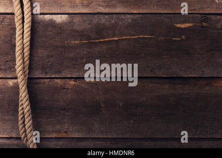 Vintage avec de vieilles planches en bois sur corde Banque D'Images