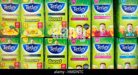 Tetley thé vert et thé vert super boost immunitaire en supermarché au Royaume-Uni Banque D'Images