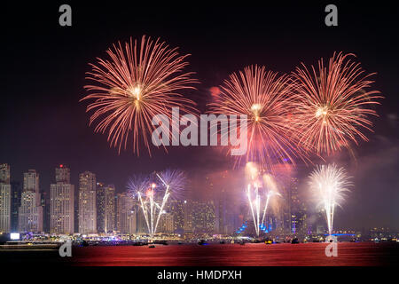 La 45e Fête nationale des EAU d'artifice dans la Marina de Dubaï Banque D'Images