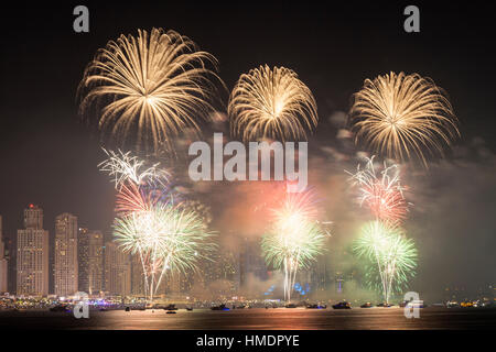 La 45e Fête nationale des EAU d'artifice dans la Marina de Dubaï Banque D'Images