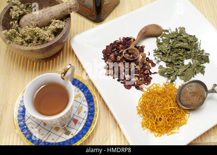 L'achillée, ortie, calendula et fruits thé, thés de type Banque D'Images