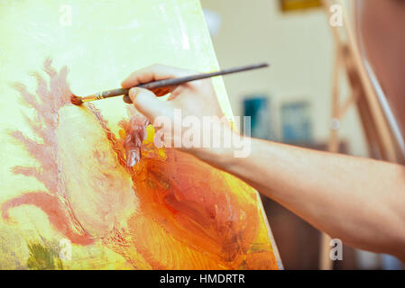 Close up d'artistes peinture à la main photo en studio Banque D'Images