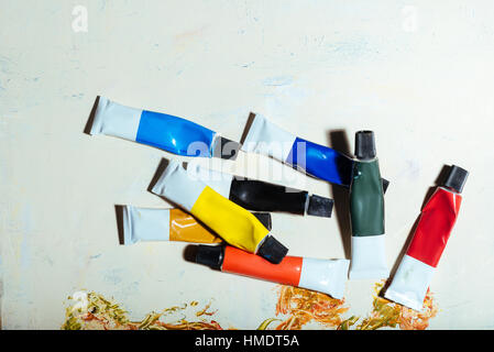 Close up de tubes de peinture sur fond blanc Banque D'Images