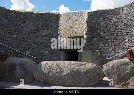 Bloc de pierre sculptée à l'entrée à la tombe enceinte, l'inhumation néolithique liée, Newgrange, comté de Meath, Irlande, Royaume-Uni Banque D'Images