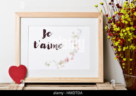 Une photo en bois avec une illustration, faite par moi-même, avec un peu de coeur et le texte je t'aime, Je t'aime, écrit en français, un cœur rouge et Banque D'Images