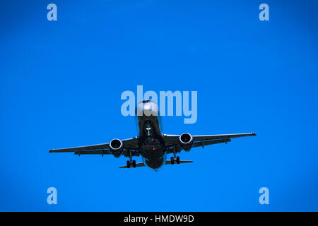 Avion à réaction volant au-dessus gros plan sur un fond de ciel bleu Banque D'Images