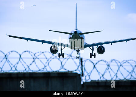 Avion à réaction volant au-dessus gros plan sur un fond de ciel bleu Banque D'Images