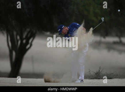 Lee Westwood de l'Angleterre joue un tir sur le 14e trou pendant le 1er tour du Dubai Desert Classic tournoi de golf à Dubaï, Émirats arabes unis, le jeudi, le 2 février 2017. (AP Photo/Kamran Jebreili) Banque D'Images