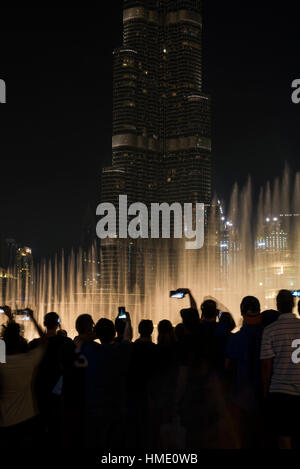 Les touristes de prendre un instantané sur leur smartphone de Burj Khalifa, Dubai light show. Emirats Arabes Unis Banque D'Images