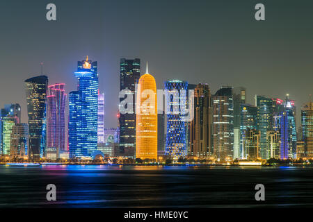 Vue de nuit sur le quartier des affaires d'horizon, Doha, Qatar Banque D'Images