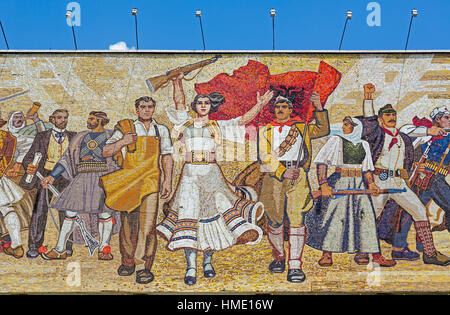 Tirana, Albanie. Au-dessus de la mosaïque du Musée National d'histoire de la place Skanderbeg, doté d' Albanais à divers moments dans l'histoire du pays. Banque D'Images