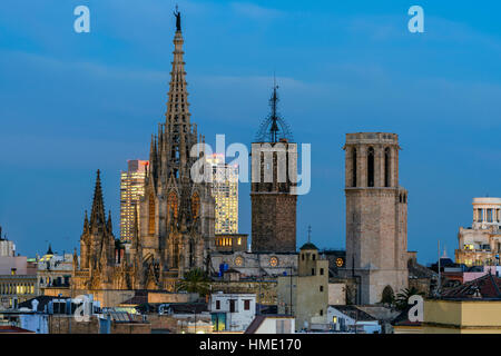 Soir Vue de dessus de quartier gothique et la cathédrale de Santa Eulalia, Barcelone, Catalogne, Espagne Banque D'Images