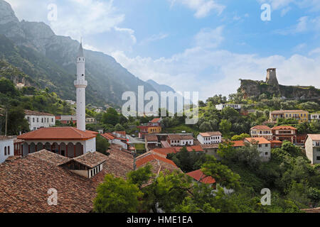 Kruja, comté de Durres, Albanie. Château de Kruja et musée de Skanderbeg. Minaret de la mosquée bazar sur la gauche. La mosquée est sur la liste des religieux Banque D'Images