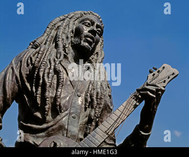 Kingston, Jamaïque. Statue en bronze de chanteur auteur-compositeur Bob Marley, 1945 - 1981, dans le parc de célébrité. La statue a été créée par le sculpteur jamaïcain Alvin Banque D'Images