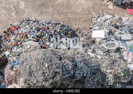 Des tas de matériaux triés dans un centre de recyclage Banque D'Images