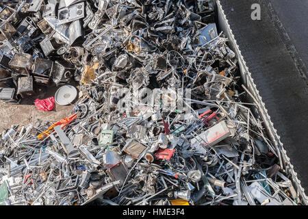 Des tas de matériaux triés dans un centre de recyclage Banque D'Images