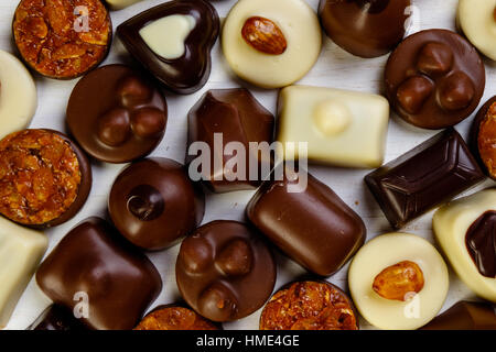 Assortiment de pralines au chocolat blanc sur le tableau Banque D'Images