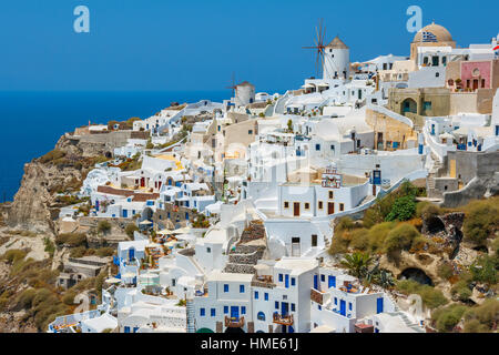 Maisons et moulin dans le village de Oia. L'île de Santorini, Cyclades, Grèce, Europe Banque D'Images