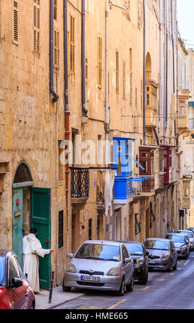 Prêtre à la porte de la vieille ville de La Valette, Malte maison Banque D'Images