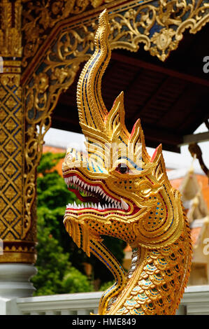 Chiang Mai - détail dragon sur le temple Wat Phra Singh, Thaïlande Banque D'Images