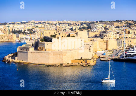 Vue de Fort Saint Angelo de l'autre côté du Grand Port, La Valette, Malte de Upper Barakka gardens Banque D'Images