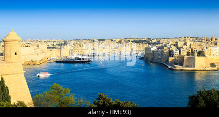 Vue sur le Grand Port de La Valette (Malte) en direction de Birgu, Senglea et Fort Saint Angelo Banque D'Images