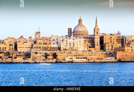 Avis de Valetta old town et Notre Dame du Mont Carmel church au crépuscule de Sliema Banque D'Images