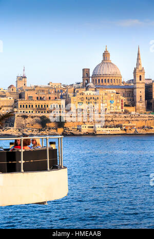 Vue de La Valette à partir de Sliema avec Notre Dame du Mont Carmel church et people socializing au premier plan Banque D'Images