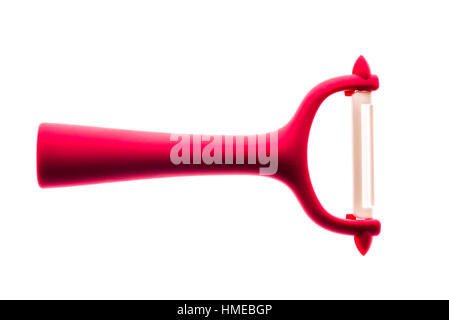 Eplucheur céramique rouge pour les fruits et légumes frais isolé sur fond blanc. Ustensile de cuisine, couverts et accessoires. Banque D'Images