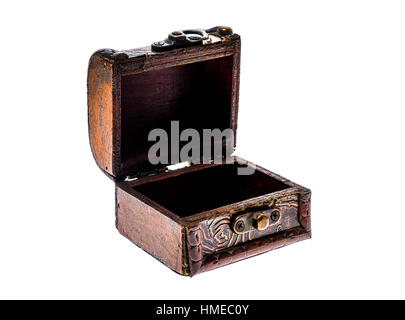 Vieux bois bijoux poitrine fort fermé isolé sur fond blanc. Petit coffre au trésor vintage miniature pour garder des bijoux tels que collier, bagues ou Banque D'Images