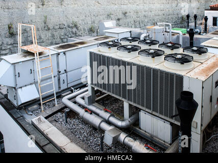 Ventilation de chauffage industriel et climatisation à récupérateur de toit. La filtration de l'air industriel et système de ventilation. Banque D'Images