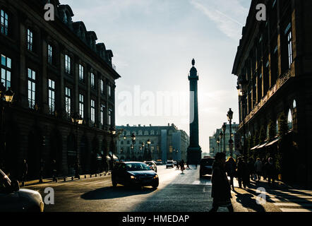 PARIS, FRANCE - CIRCA DÉCEMBRE 2016 : vue sur la Place Vendôme et sa colonne rétroéclairé à partir de la rue de la paix. Banque D'Images