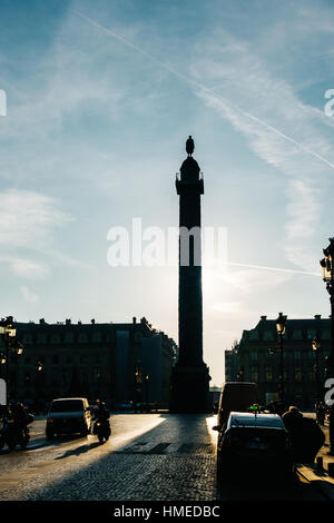 PARIS, FRANCE - CIRCA DÉCEMBRE 2016 : vue sur la Place Vendôme et sa colonne rétro-éclairé sur la partie supérieure de qui est une statue de Napoléon. Banque D'Images