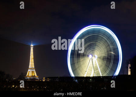 La grande roue sur la place de la Concorde et la tour Eiffel la nuit, France. Avis de l'hôtel Westin Paris - Vendôme. Banque D'Images