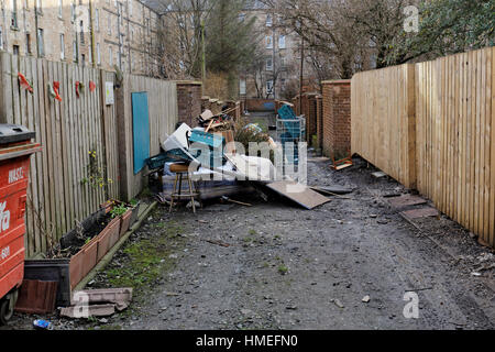 Les décharges sauvages, déchets, déchets dans l'arrière cour Govanhill, Glasgow Banque D'Images