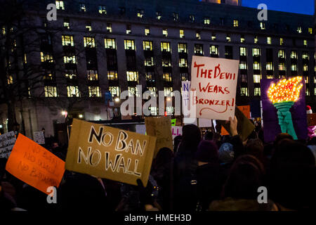 New York City, USA. 06Th Feb 2017. Dans la ville de New York, des milliers rally, mars et le voeu de poursuivre leur lutte contre la vague d'atout d'ordres exécutifs, y compris l'interdiction des musulmans de certains pays d'entrer aux États-Unis. Crédit : Michael Nigro/Pacific Press/Alamy Live News Banque D'Images